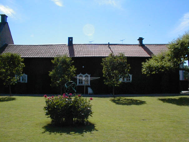 Giktringen 6 husnr 9001, bilden visar gårdens ekonomibyggnad, som idag används som föråd och uthus.