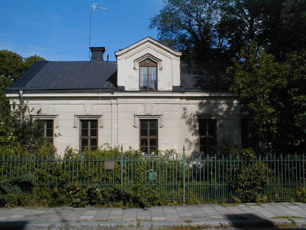 Bilden visar byggnadens fasad mot gatan.