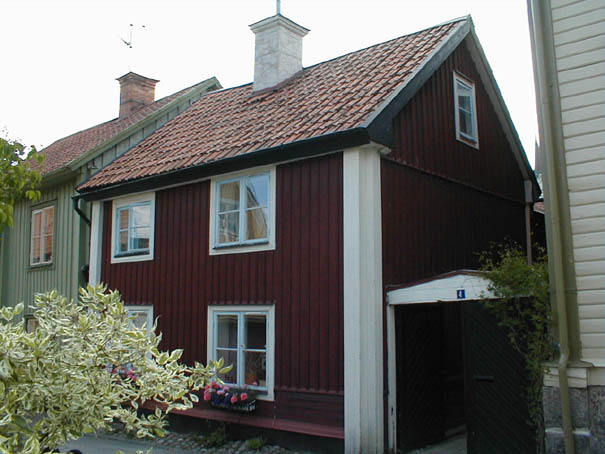 Kryddkrämaren 2 husnr 1, byggnaden är ett bostadshus. Bilden är tagen från Skepparegränd.