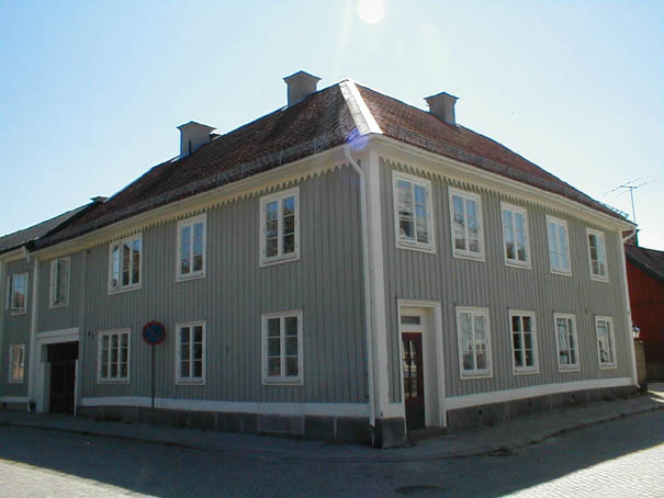Boktryckaren 1 A, hörnbyggnaden på Levertskagården. Fastigheten innehåller bostadshus.