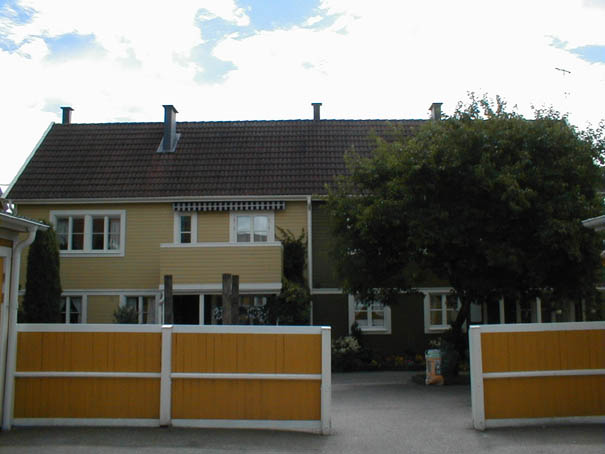Herrgården 22 husnr 1, på bilden ser man mest Herrgården 21 (det gula huset). Byggnaden är ett par hus i två våningar