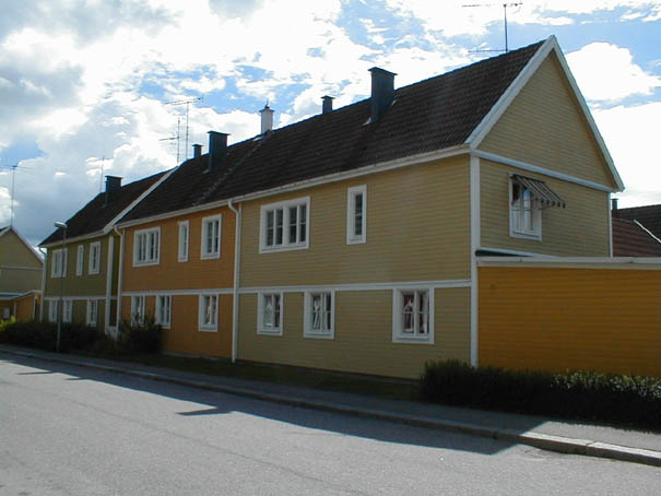 Herrgården 9 ingår i en radhus länga om tre hus.