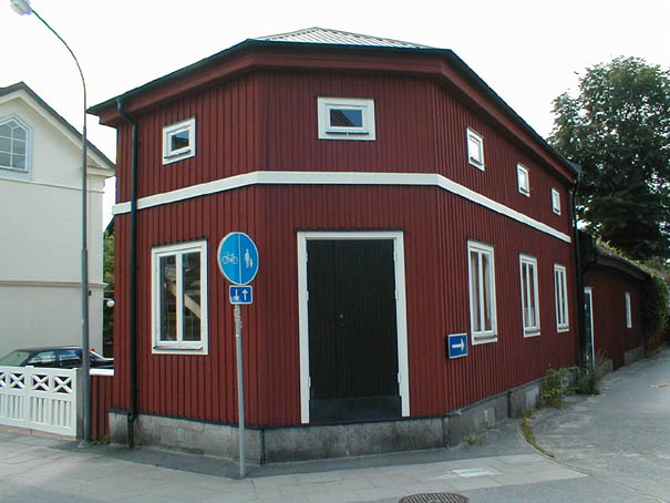 Svärdfejaren 8 husnr 9001, bilden är tagen från Ahllöfsgatan.