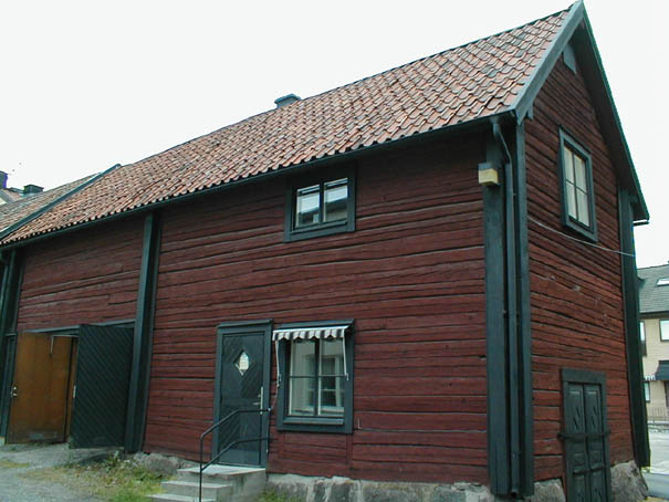 Helge And 17 husnr 9002, byggnaden på bilden är en ekonomibyggnad som idag anväds till kontor och diverse verksamhet.