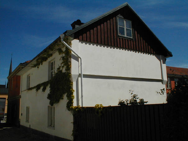 Helge kors 15 husnr 1, byggnaden är ett bostadshus. Bilden tagen ifrån Smedjegatan.