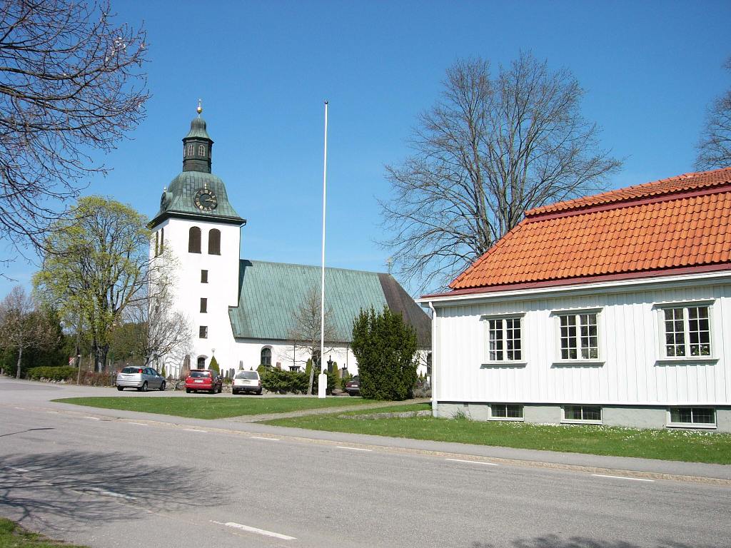 Kyrkan och församlingshemmet.