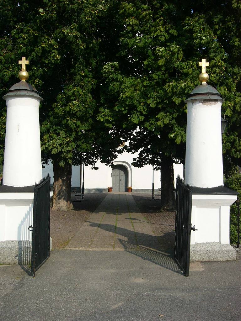 Hycklinge kyrka, västra kyrkogårdsingången.