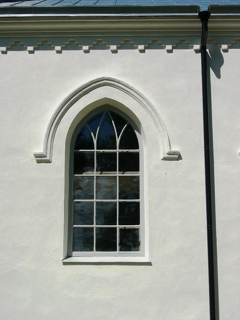 Gjutjärnsfönster på södra fasaden.