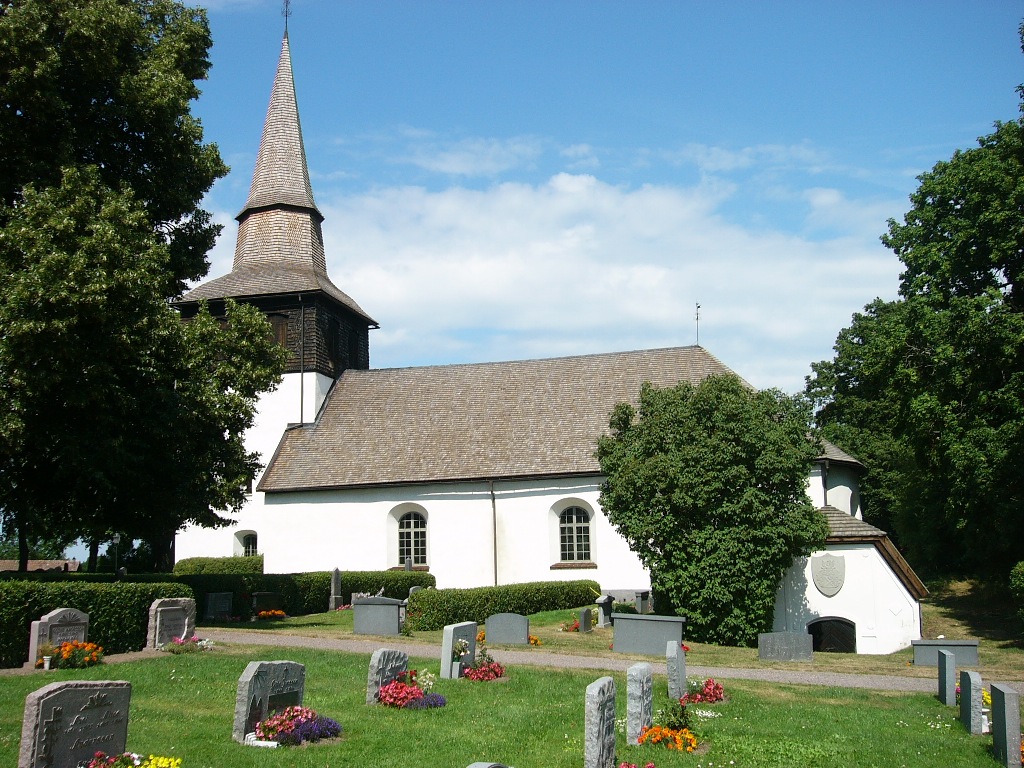 Oppeby kyrka och släkten Paulis gravkor, sydöst.