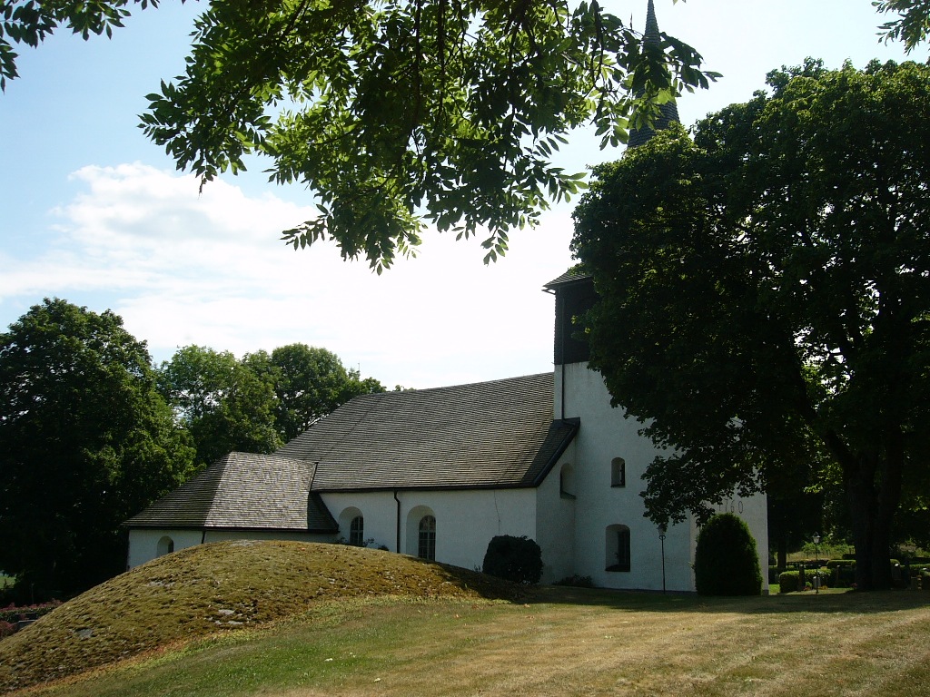 Oppeby kyrka från nordväst.