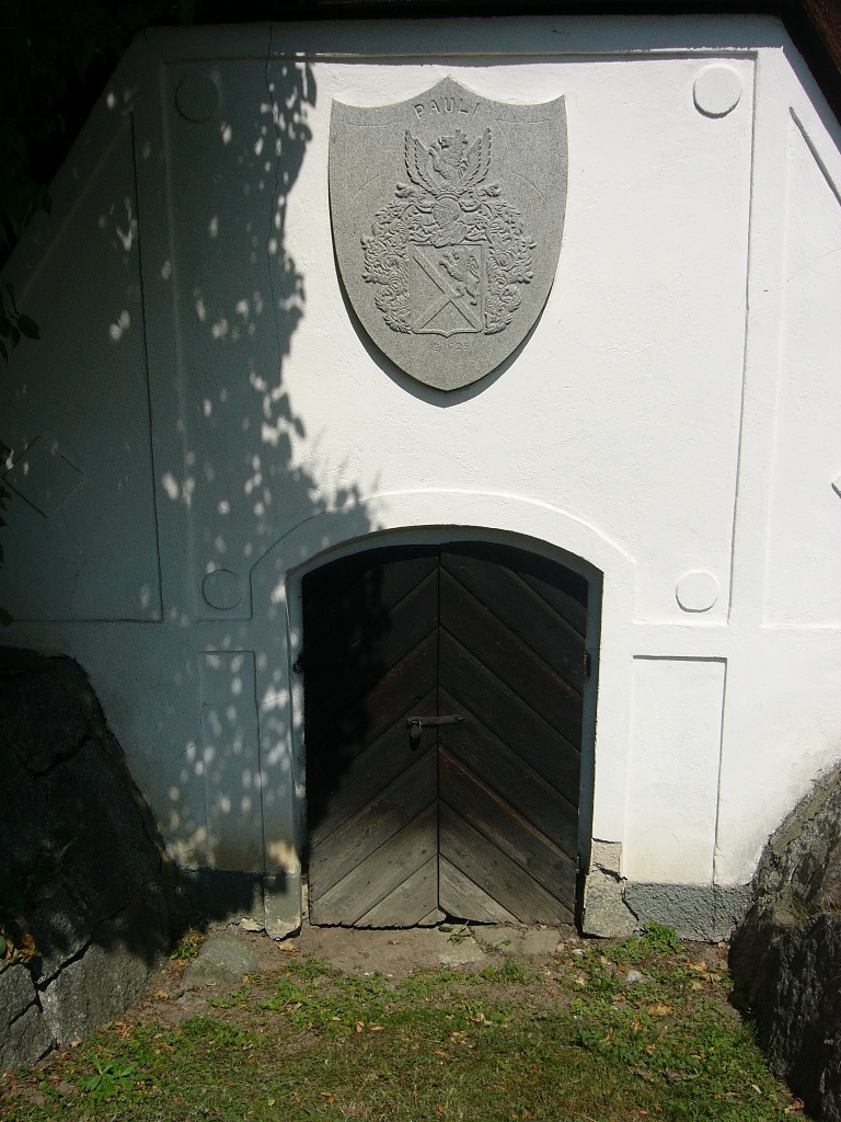 Oppeby kyrka, detalj från släkten Paulis gravkor, söder.