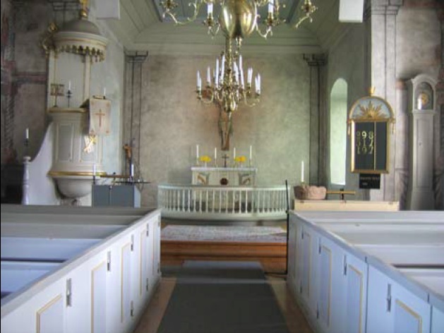Hagshults kyrkas intima kyrkorum. Kyrkans inredning härrör från olika tidepoker och speglar
dess långa kontinuitet. De åtgärder som genomförts under 1900-talet har syftat till att förstärka en äldre
atmosfär i kyrkan.