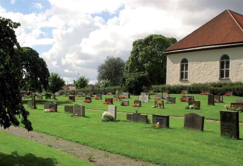 Kyrkogårdens östra del med låga vårdar från mellan- och efterkrigstiden.