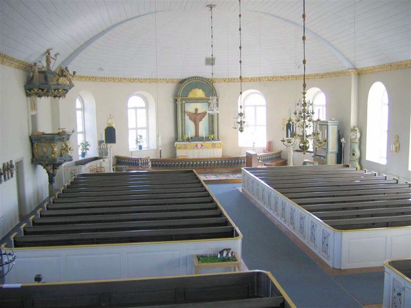 Interiör, med vy mot koret i öster och den på 1980-talet kompletterade altaruppsatsen.