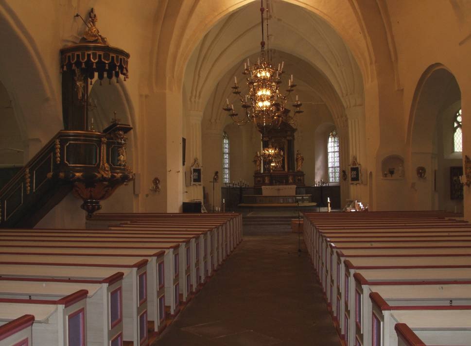 Interiör, kyrkorummet med altargång, bänkrader, kor, predikstol och altare. 