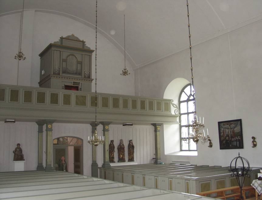 Västra Skedvi kyrka interiör, bänkrader och orgelläktare. 