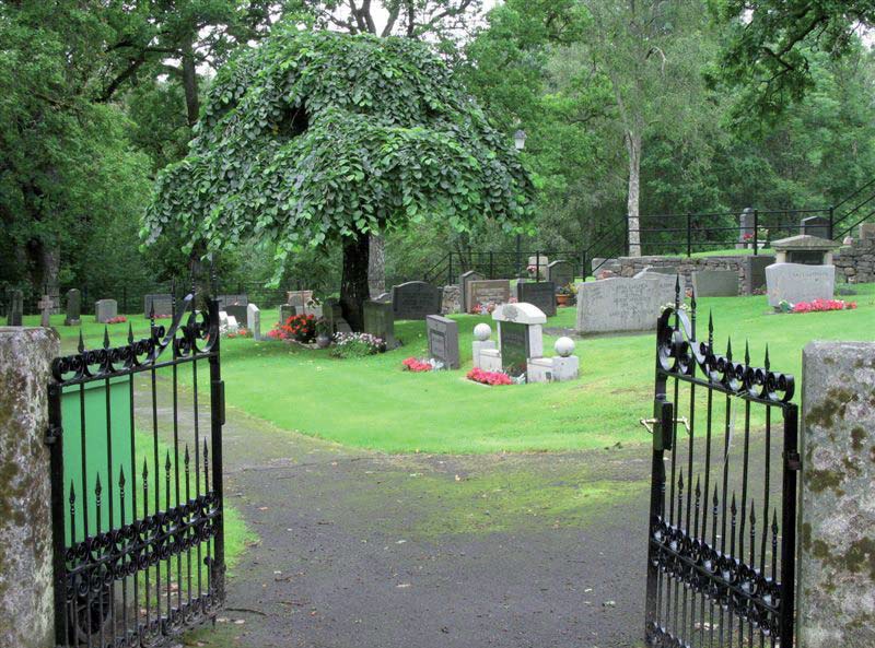 Ingången till 1907 års kyrkogård.