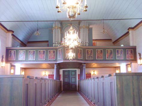 Kyrkorummet som präglas av den senaste stora
invändiga restaureringen på 1960-talet. Vid denna
blästrades väggarna och laserades, övriga snickerier
gavs en skarpare färgsättning vilken idag upplevs
väldigt tidstypisk.