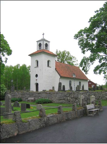Bilden visar det utseende som kyrkan fick 1822 i
samband med att tornet uppfördes. Sedan dess har inga
större utvändiga förändringar skett.