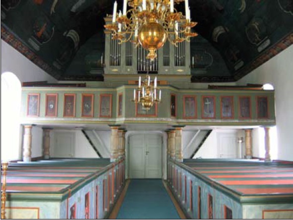 vy över kyrkorummet som i sin
färgsättning präglas av den restaurering som genomfördes
på 1970-talet. Bänkinredningen karaktäriseras idag av den kulörta färgsättning som den fick vid
restaureringen på 1970-talet.