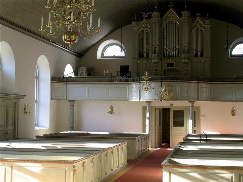 Den intakta orgeln från 1877 är den enda som bevarats
av C J Carlsson och J Anderssons verk. Fasaden är ett
uttryck för det senare 1800-talets nystilar.