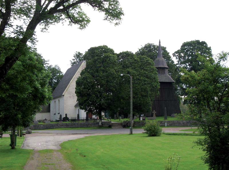 Våthults kyrka och kyrkogård från väster.