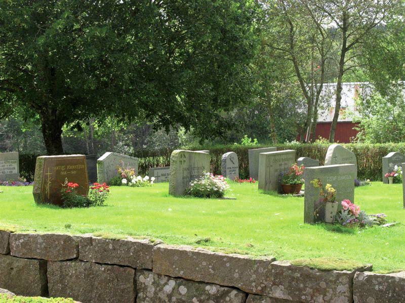Nya kyrkogårdens rader av låga 1970-talsvårdar.