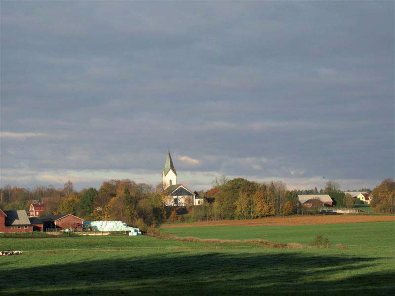 Ås nuvarande kyrka och kyrkogård ligger i Karaby.