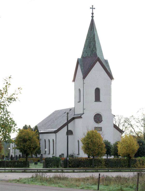 Ås kyrka från 1869 kombinerar nyklassicistiska och
medeltidsinspirerade former.