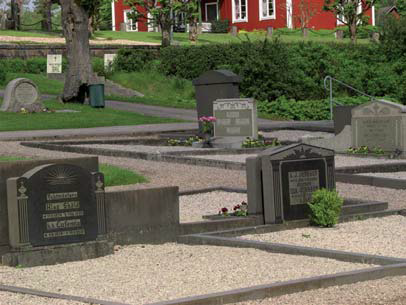 Grusgravar på kyrkogårdens gamla del.