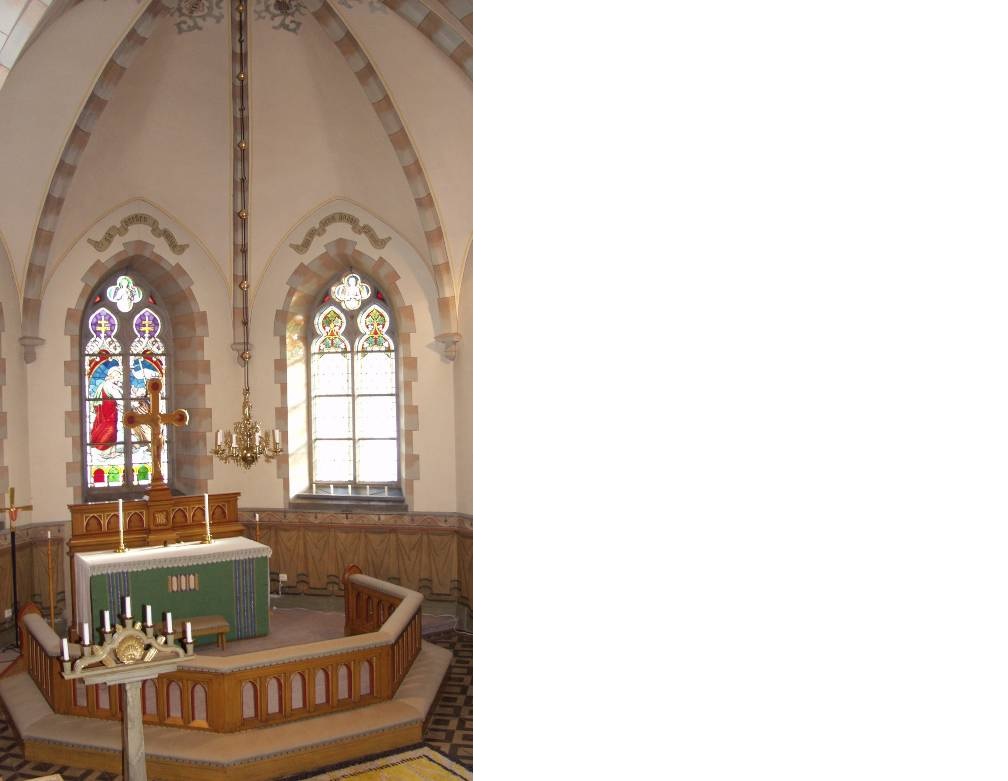 Koret
Tre trappsteg leder upp till koret, vars nedre väggfält har draperimålningar. De tre fönstren inramas av kvadermålningar och har färgrika glasmålningar som avbildar tron, hoppet och kärleken. Altarringen är femsidig, öppen, med ådrade ytor och listprofiler i guldbrons och rött. Likadant färgsatt är det vanligen övertäckta, fristående altaret av trä. Baktill begränsas altaret av en sockel som anknyter till tidiga medeltida retabler. På denna står ett träkors