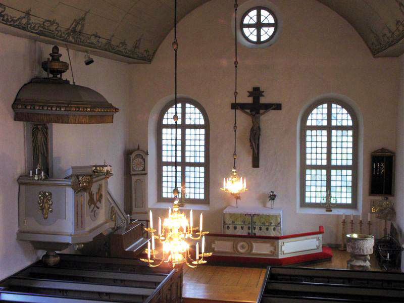 Koret som det ter sig efter 1930 års restaurering. Ett medeltida triumfkrucifi x
har tagit den gustavianska altaruppsatsens plats.