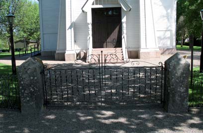Av kyrkogårdens sex ingångar är det bara huvudingången
i söder som har grind.