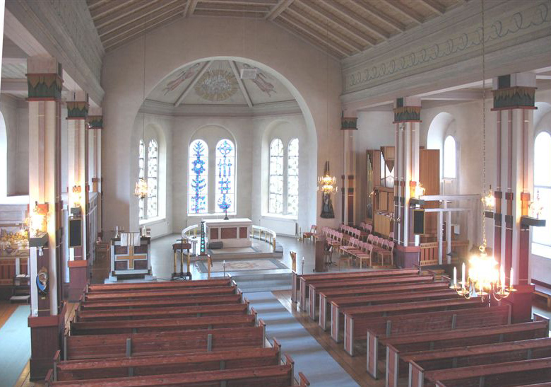 Vrigstad kyrkas interiör präglas huvudsakligen av den restaurering som arkitekt Lars Stalin ledde 1962. Mot koret.