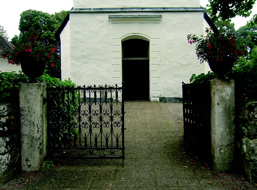 Huvudentrén in till kyrkogården. Grinden är tillverkad av smeden
Henrik Jonsson i Oby 1868/69.
