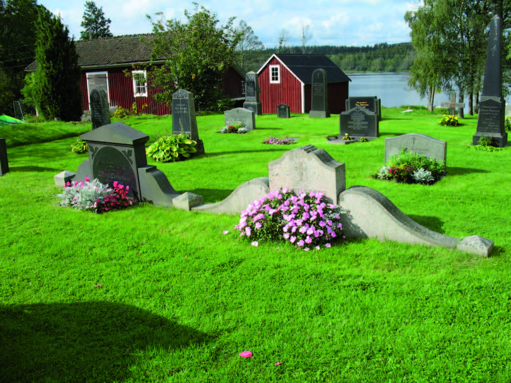 Härlövs kyrkogård ligger vackert vid sjön Furen. På bilden långa breda gravvårdar,
låga rektangulära och högresta i kvarter A