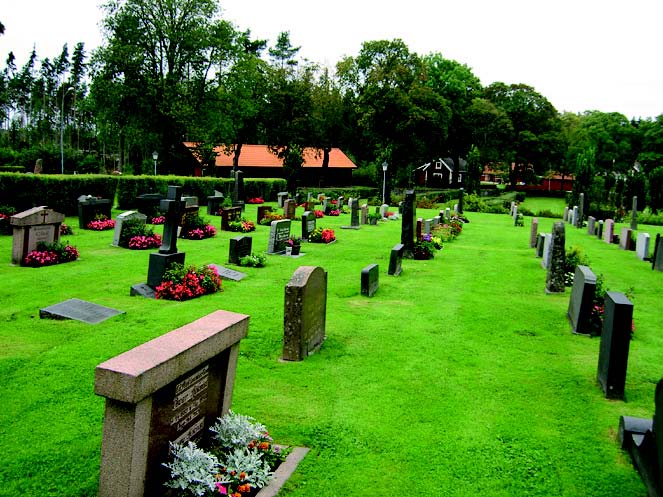 Kvarter A och B är placerade inom den ursprungliga kyrkogårdens nordvästra del. Blandningen är stor när det gäller gravvårdar från olika tidsperioder samt olika form och material.