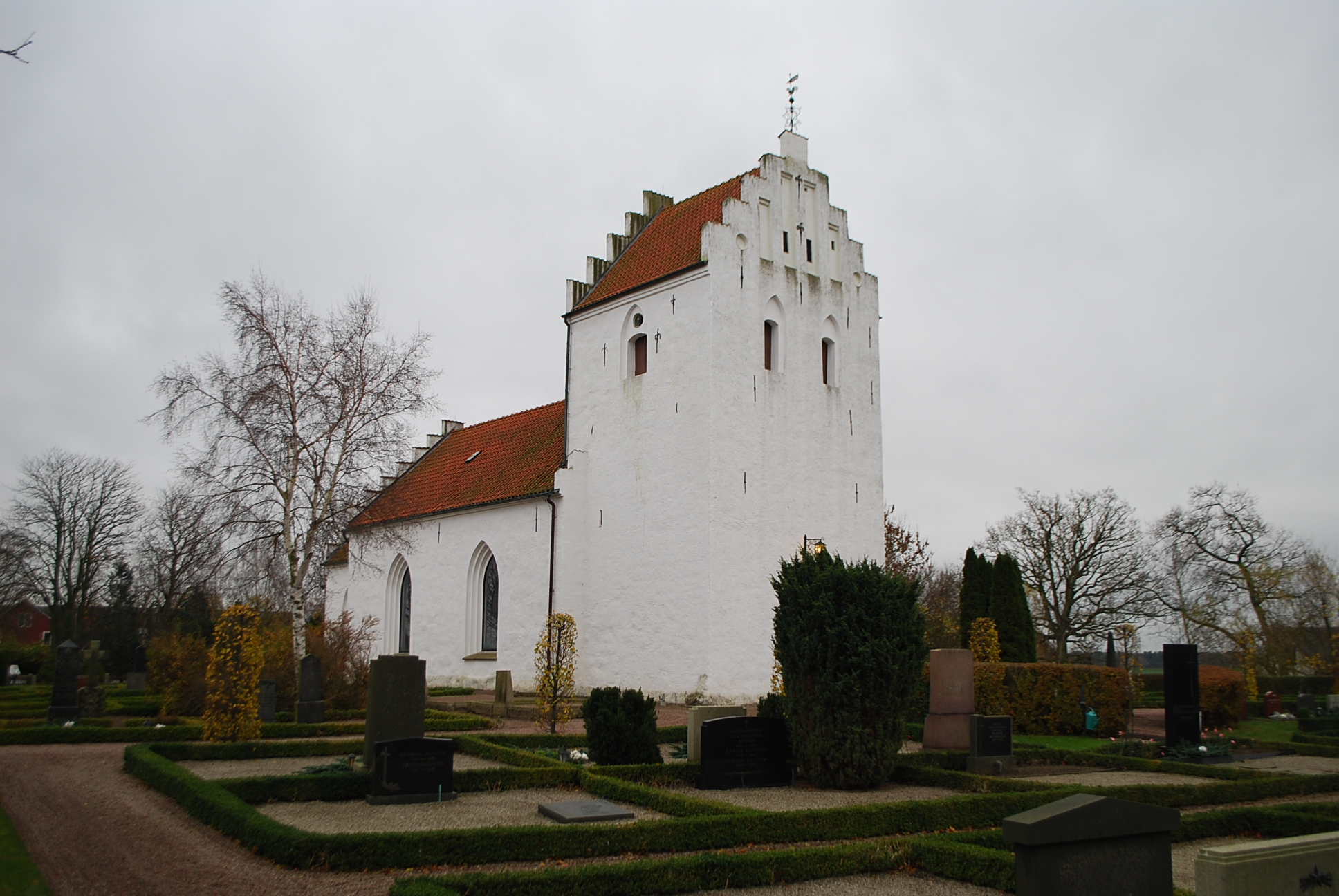 Tofta kyrka och kyrkogård från sydväst