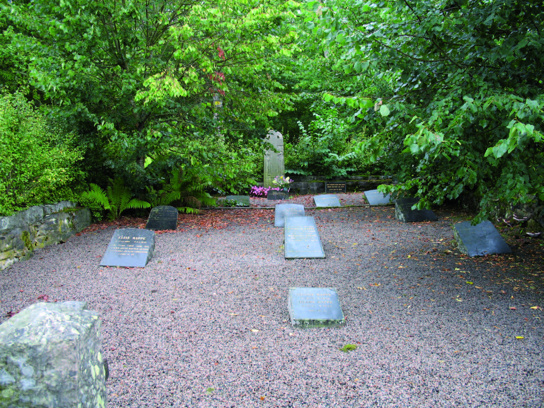 Den mest framträdande graven är den som kallas Tagels grav och som ligger rakt öster om kyrkan