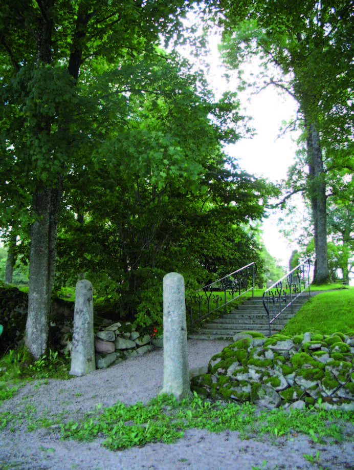 Öppning i södra muren i anslutning till prästgården, Skatelövs gamla kyrkogård.