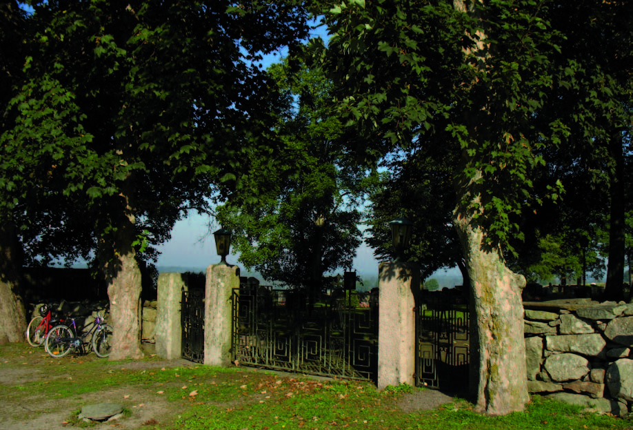Kyrkogården omges på alla sidor av en vällagd naturstenmur. Kyrkogårdens ingång vid södra muren