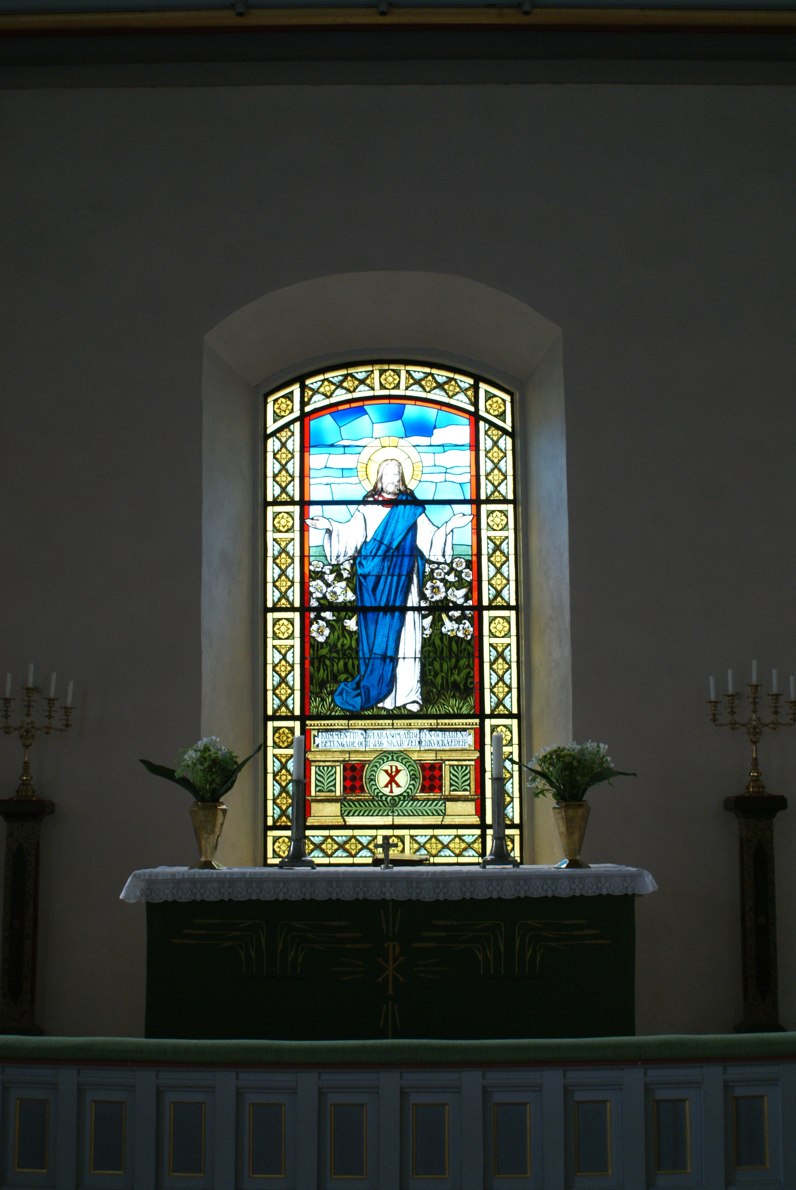 Vislanda kyrka, fönster över altaret.