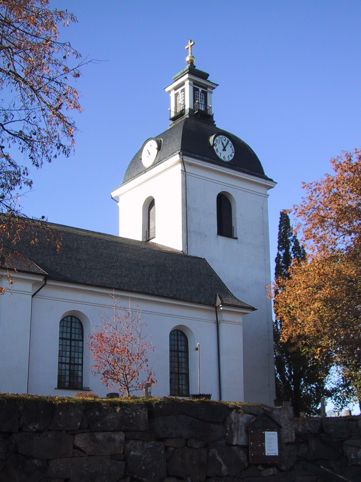 Ramsbergs kyrka, exteriör med tornet i nordväst. 