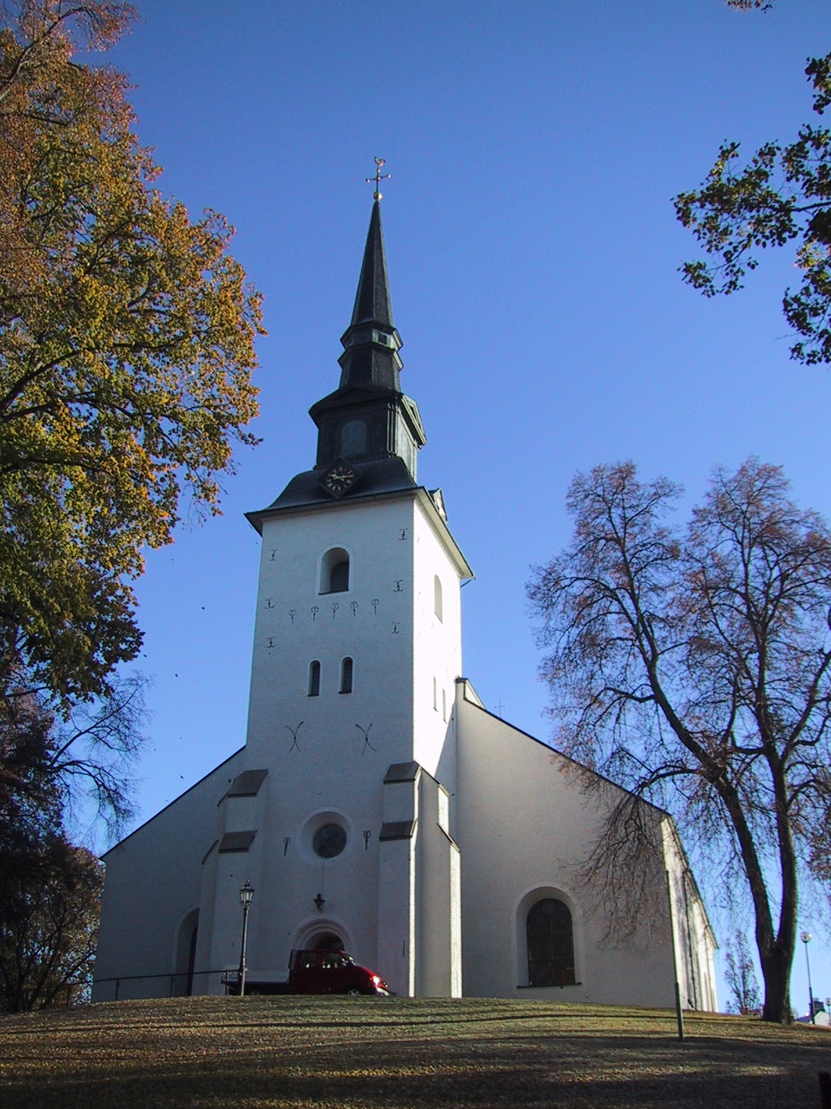 Lindesbergs kyrka med västtorn i förgrunden. 