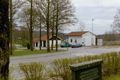 Bårhus och ekonomibyggnad vid Sandhults kyrka.