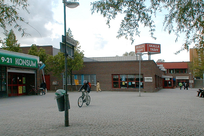 SAK09271 Stockholm, Akalla, Helsingfors 1, Villmanstrandsgatan 6, från SO

Längs servicestråket Sibeliusgången finns bl a butiker och träfflokaler. 





