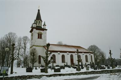 Fotskäls kyrka med omgivande kyrkogård, från S.