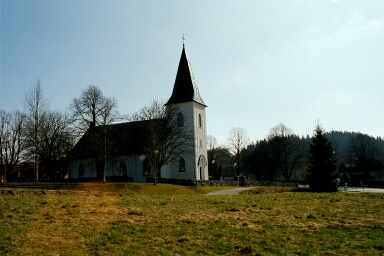 Målsryds kyrka med omgivande miljö.