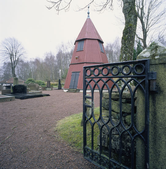 Klockstapeln från norr. Stapeln innehåller en klocka från 1770. Tuve kyrka har haft klockstapel åtminstone sedan 1700.