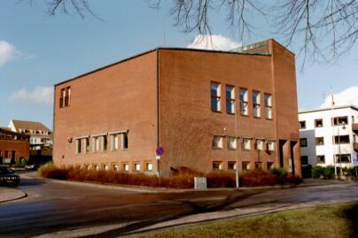 Gustav Adolfs församlingshem från 1958 nära kyrkan. Arkitekt var Harald Ericson.